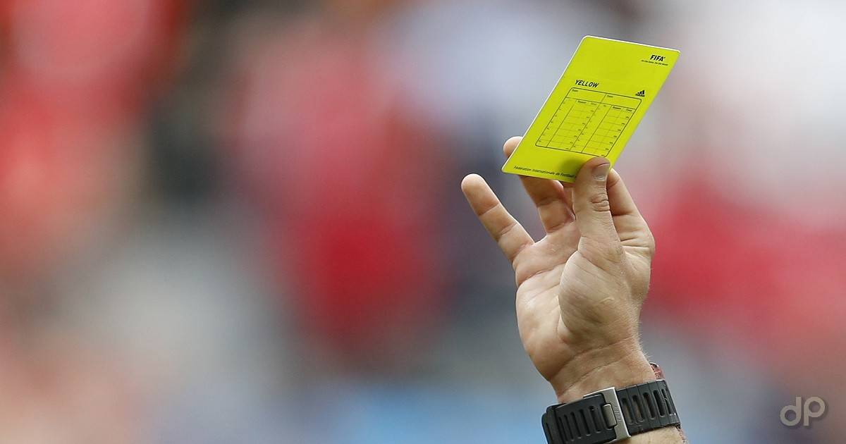 Arbitro alza cartellino giallo