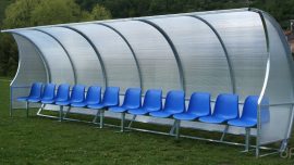 Panchina vuota calcio dilettantistico sedie blu