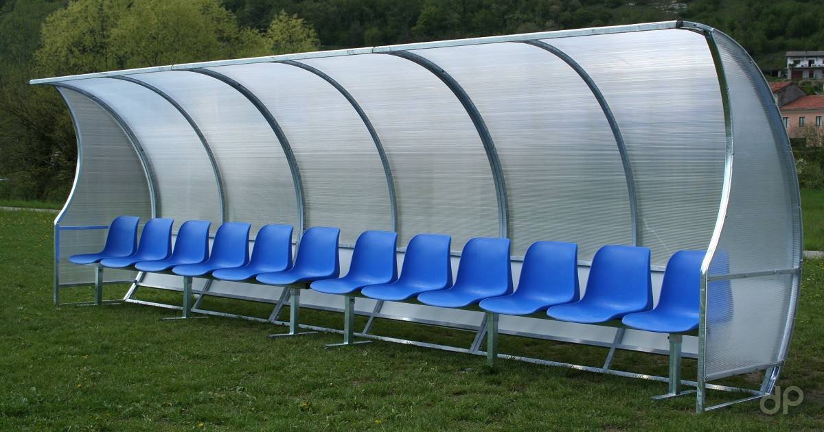 Panchina vuota calcio dilettantistico sedie blu