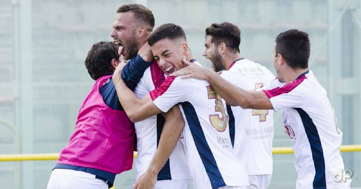L'esultanza dei giocatori del Taranto dopo il gol
