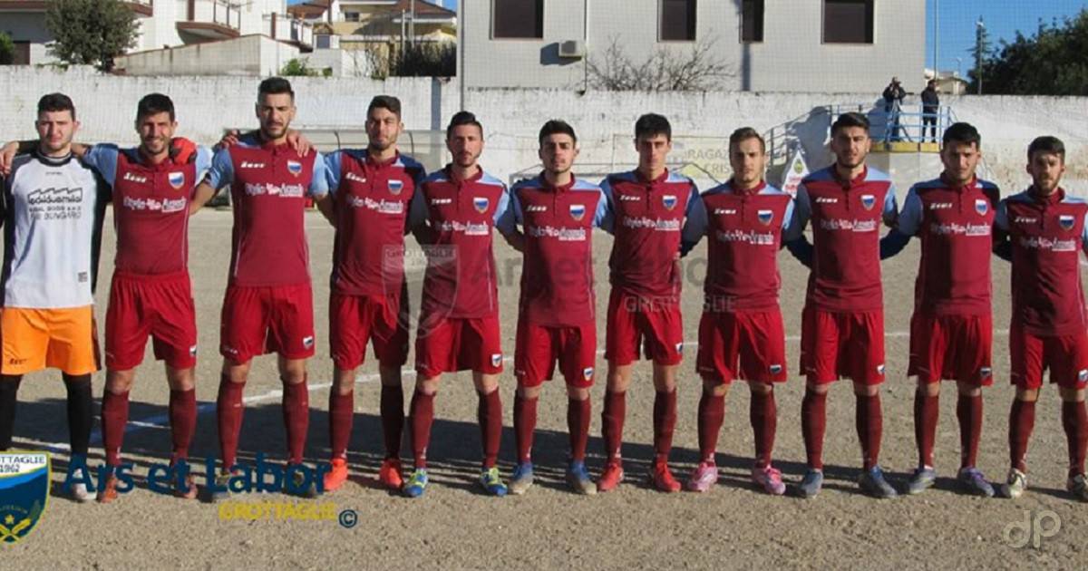 La squadra del Grottaglie in campo con il Ragazzi Sprint Crispiano Coppa Puglia 2018
