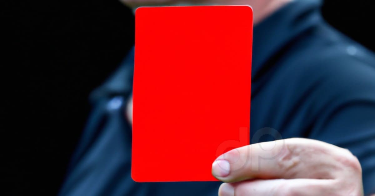 Arbitro calcio con in mano cartellino rosso